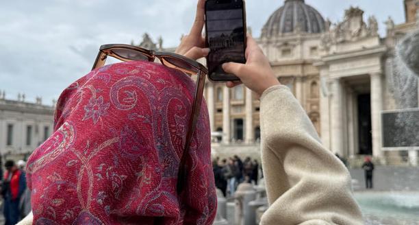 Frau, die ein Foto der Petersbasilika macht