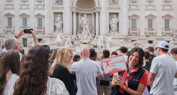Guía Touristation con grupo en el tour subterráneo de la Fontana de Trevi Roma