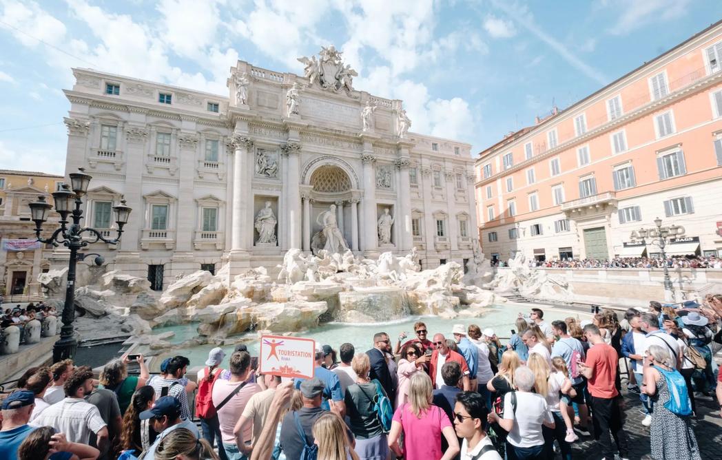 Grupo de visita guiada Touristation en la Fontana de Trevi Roma