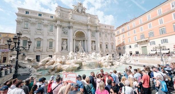 Gruppo di visita guidata Touristation alla Fontana di Trevi Roma