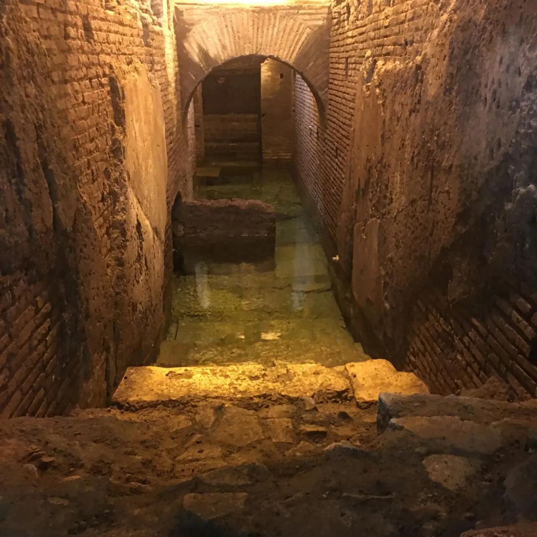 Arcos de ladrillo romano subterráneo y canal de agua Vicus Caprarius