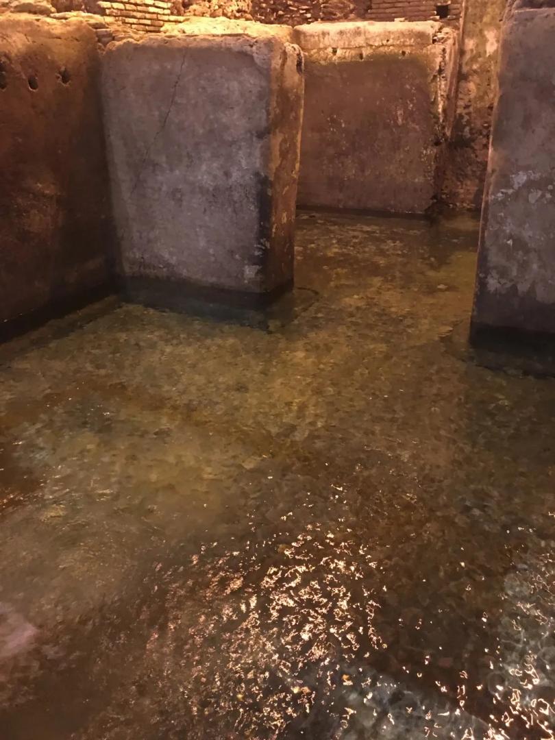 Agua subterránea fluyendo a través del antiguo domus romano Vicus Caprarius