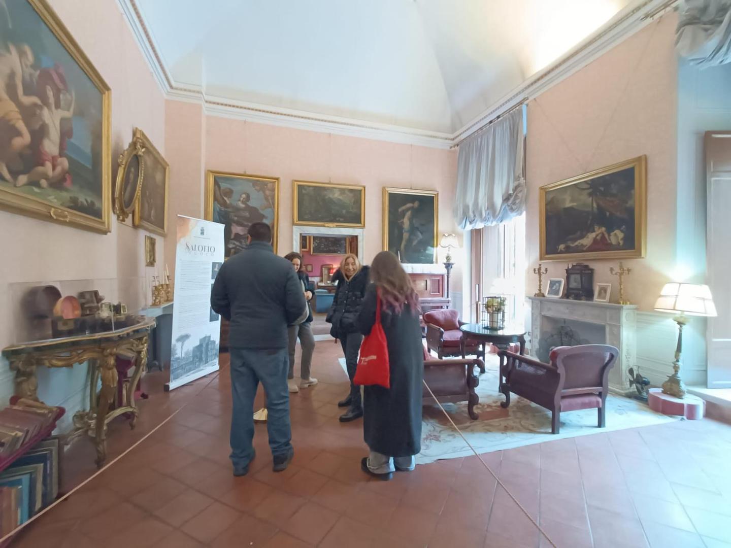 Visitantes observando pinturas en el Palazzo Doria Pamphilj