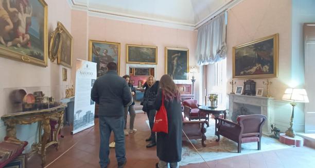 Visitantes observando pinturas en el Palazzo Doria Pamphilj