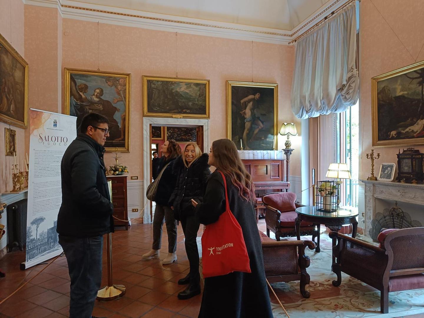 Visitantes observando pinturas en Palazzo Doria Pamphilj