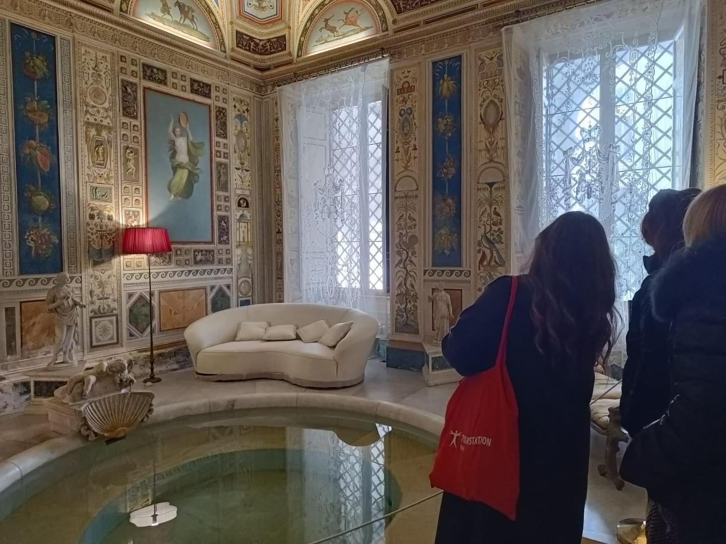 Visitantes observando cuadros en el Palazzo Doria Pamphilj