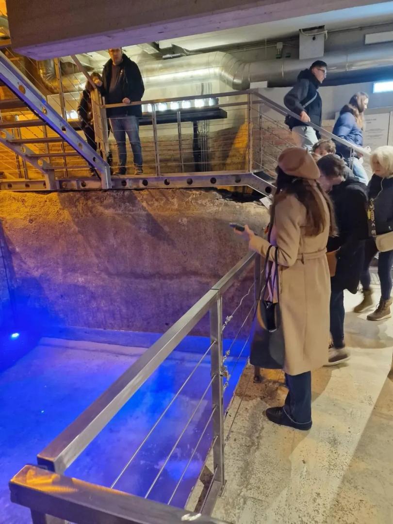 Visitantes bajando las escaleras en el tour subterráneo de Vicus Caprarius Roma