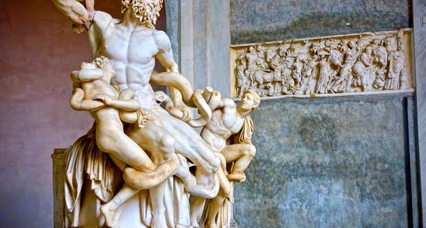 Escultura Laocoonte e seus filhos dentro dos Museus do Vaticano